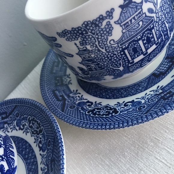 CHURCHILL ENGLAND set of (2) two blue willow cups and saucer. - Picture 3 of 5